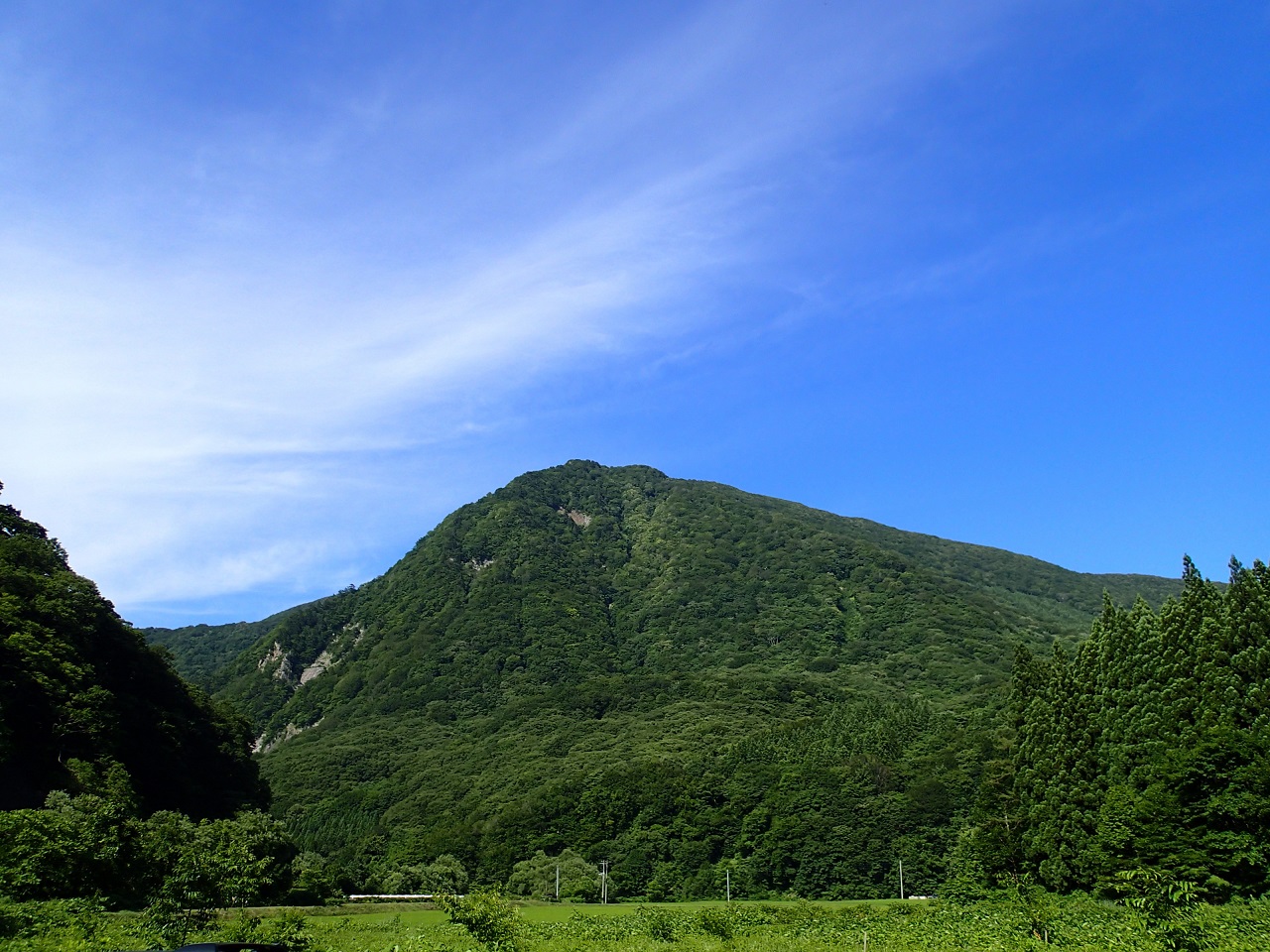 ⑥ようやく里に辿り着きました。正面：然ケ岳