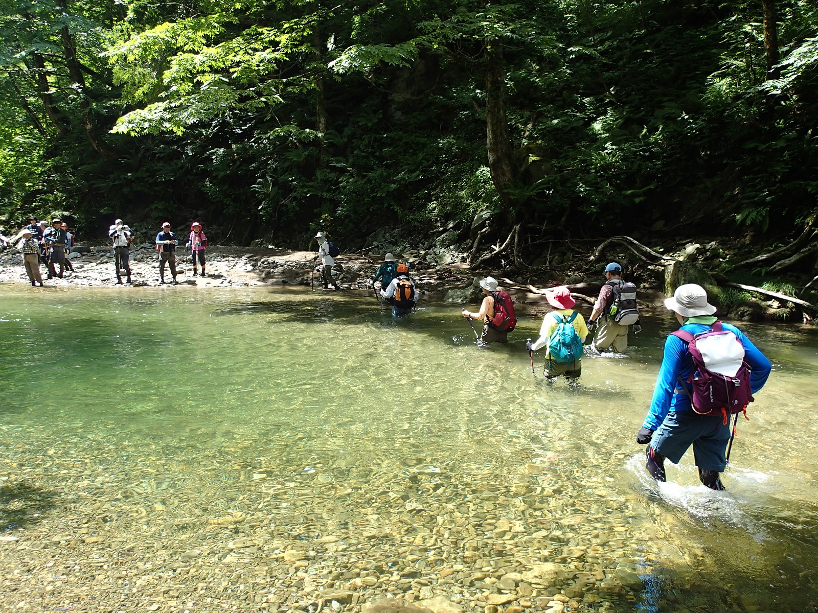 ②上流へ行くにつれ、深みのところも。