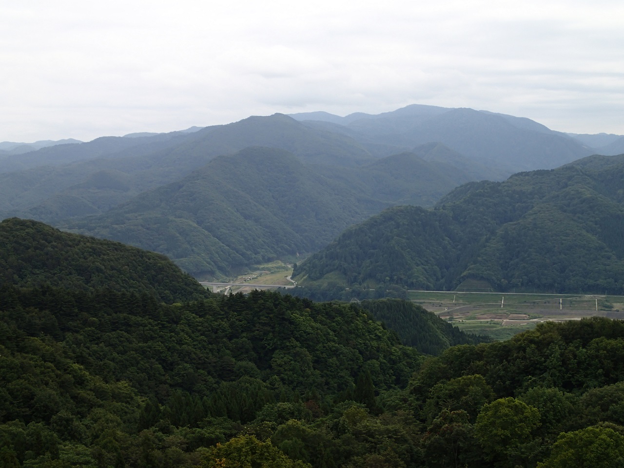 ③尾根筋からの風景。津軽白神湖と対岸の山々。