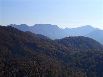 山頂にて。中央奥、向白神岳などの山並み。