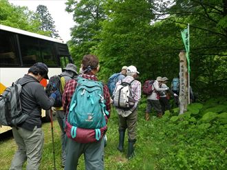 木無岳登山口からスタート。　（今回場所変更となりました。)