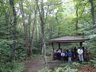 水源地傍の東屋で休憩。